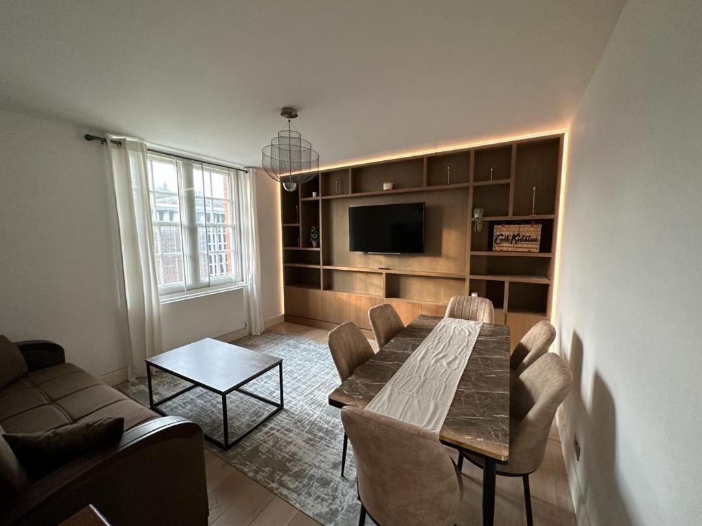 Charming Chelsea Two Bedroom Next To Kings Road! * London