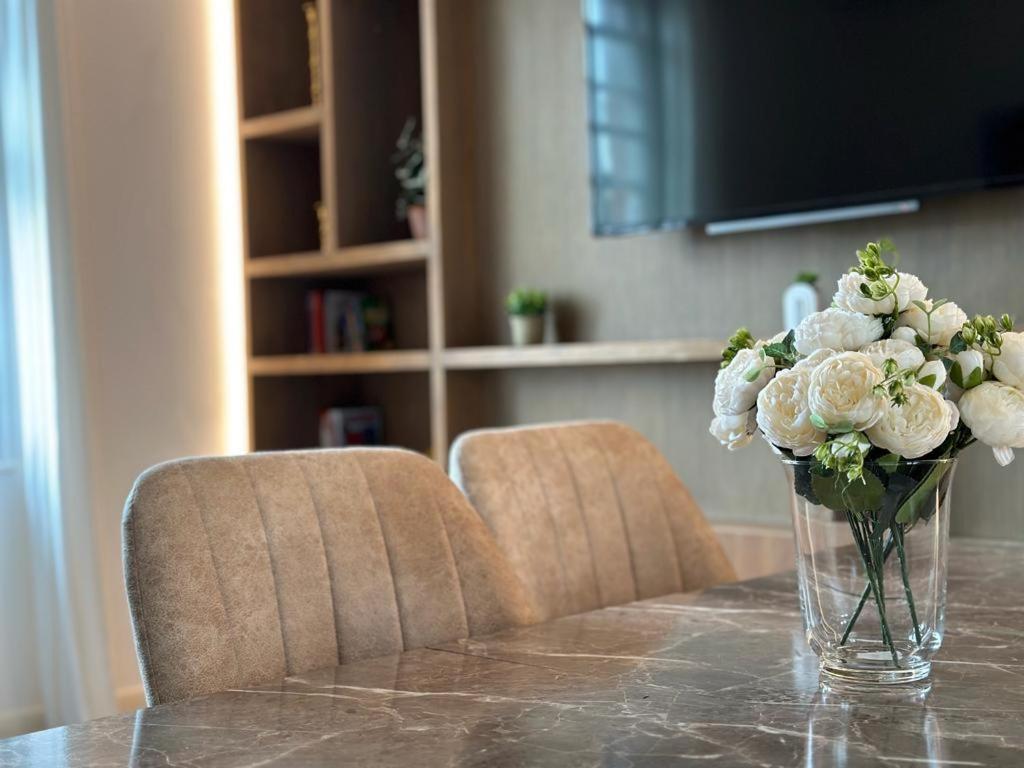 Apartment Charming Chelsea Two Bedroom Next To Kings Road! *